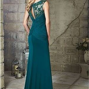 Formal long fitted Teal dress size 6 brand MGNY